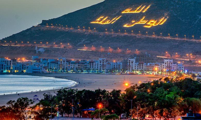 Location de voiture à Agadir – Vue sur la ville et l’océan Atlantique